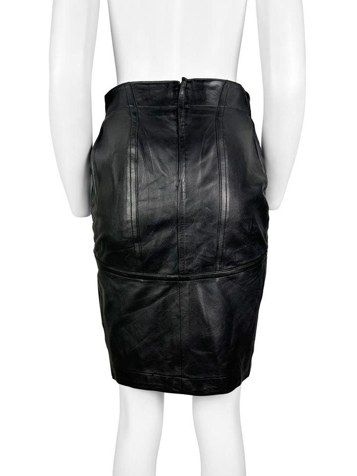 LEATHER SKIRT WITH STITCHING DETAILS THAT SIMULATE THE CURVES OF THE FEMALE BODY.